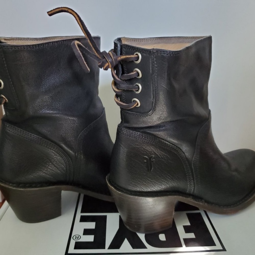 Frye Carmen Back Lace Short Boot size 6